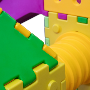 Jouet cubique modèle i2000 – jeu modulaire avec 1 grand toboggan et 2 maisons.