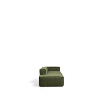 Canapé 3 places Blok avec accoudoir gauche et pouf latéral en velours côtelé vert épais, 270 cm. Crédit FSC Mix.