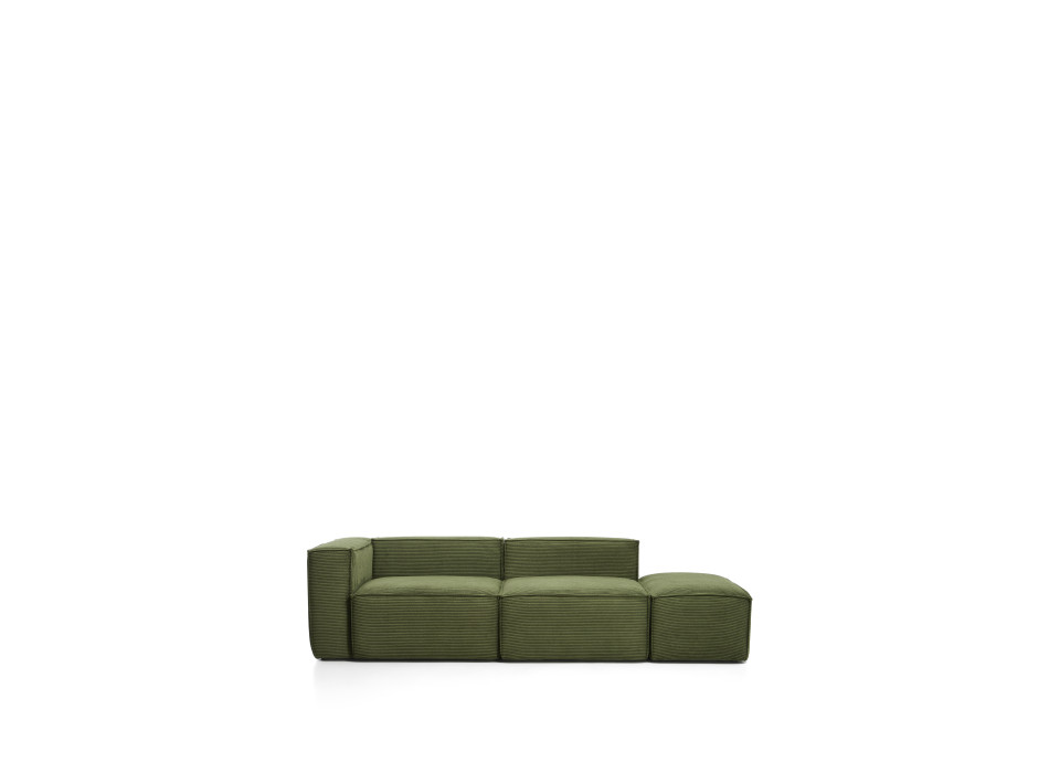 Canapé 3 places Blok avec accoudoir gauche et pouf latéral en velours côtelé vert épais, 270 cm. Crédit FSC Mix.