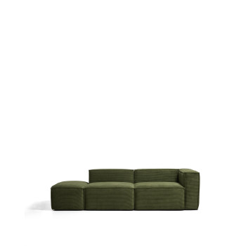 Canapé 3 places Blok avec accoudoir gauche et pouf latéral en velours côtelé vert épais, 270 cm. Crédit FSC Mix.
