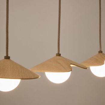 Plafonnier Wilara en placage de chêne avec 3 perles de verre fumé blanc