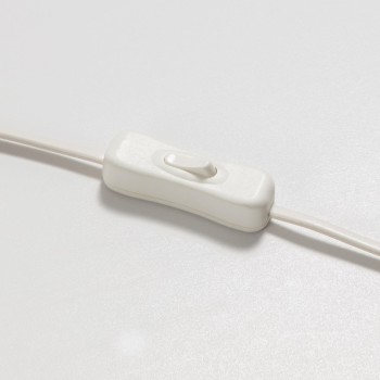 Lampe de table Erna en céramique blanche et bambou avec une finition naturelle