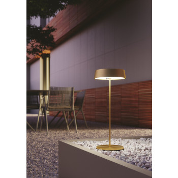 Lampe de table LED rechargeable Cocktail Gold, 2,2 W, 192 lm, 3 000 K, à intensité variable, IP54 : élégante, étanche et idéale pour créer une ambiance chaleureuse en intérieur comme en extérieur. À découvrir chez Tecno Arredo 3 Lighting.