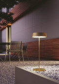 Lampe de table LED rechargeable Cocktail Gold, 2,2 W, 192 lm, 3 000 K, à intensité variable, IP54 : élégante, étanche et idéale pour créer une ambiance chaleureuse en intérieur comme en extérieur. À découvrir chez Tecno Arredo 3 Lighting.