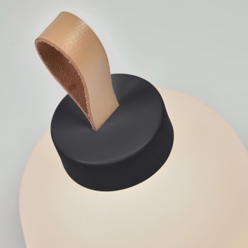 Lampe de table Udiya en polyéthylène et métal