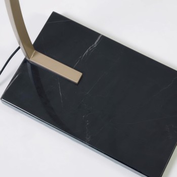 Lampadaire Juhe en métal doré et marbre noir.