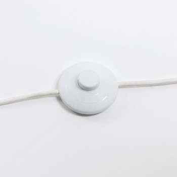 Grand lampadaire en rotin Kamaria avec finition naturelle