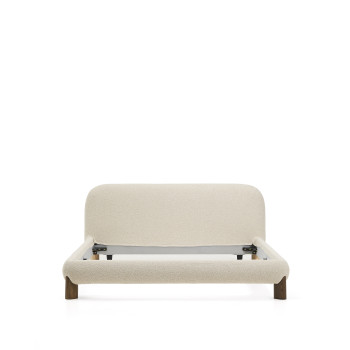 Lit Odina avec housse amovible en bouclé écru et pieds en frêne massif finition noyer certifié FSC, pour un matelas de 180 x 200 cm