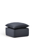 Repose-pieds Anarela avec housse amovible et coussin en lin et viscose gris foncé 80 x 80 cm. Crédit FSC Mix.