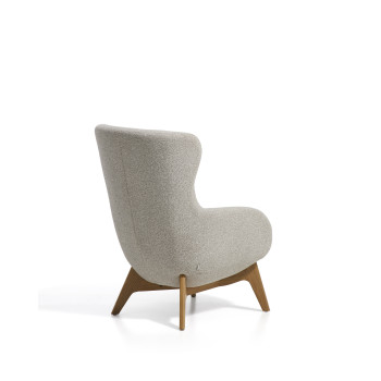 Fauteuil Adiran en chenille beige épaisse avec pieds en chêne massif finition naturelle