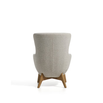 Fauteuil Adiran en chenille beige épaisse avec pieds en chêne massif finition naturelle