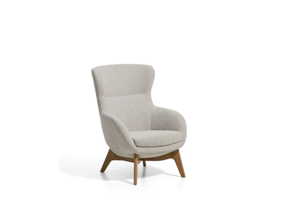 Fauteuil Adiran en chenille beige épaisse avec pieds en chêne massif finition naturelle