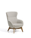 Fauteuil Adiran en chenille beige épaisse avec pieds en chêne massif finition naturelle