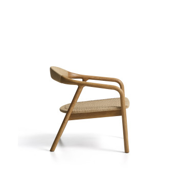 Fauteuil Derile en chêne massif avec une finition naturelle et un revêtement en corde de papier beige certifiée FSC Mix.