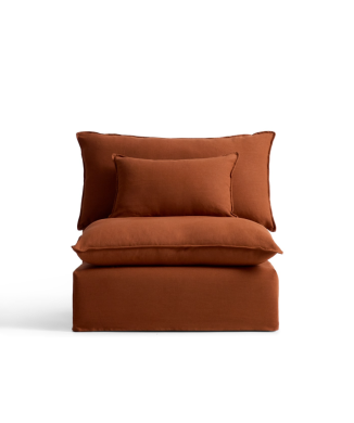 Fauteuil Anarela avec housse amovible en lin couleur terre cuite, 90 cm. Crédit FSC Mix.