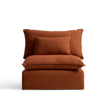 Fauteuil Anarela avec housse amovible en lin couleur terre cuite, 90 cm. Crédit FSC Mix.