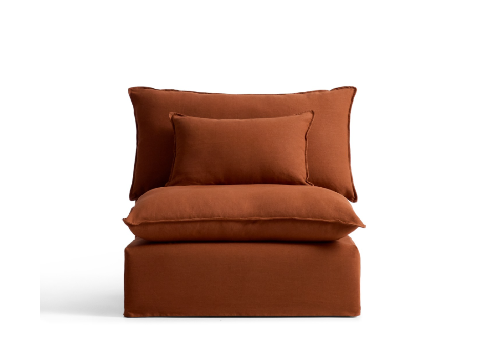 Fauteuil Anarela avec housse amovible en lin couleur terre cuite, 90 cm. Crédit FSC Mix.