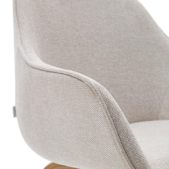 Chaise Aleli en chenille beige et pieds en frêne massif finition naturelle