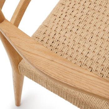 Chaise Analy avec accoudoirs en bois de chêne massif FSC 100% avec finition naturelle et assise en co