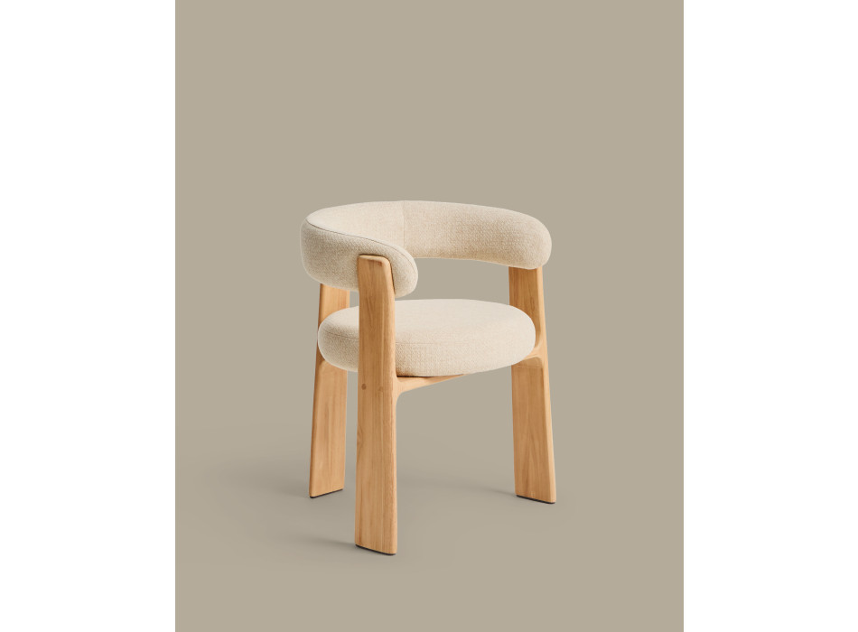 Chaise d'extérieur beige à 3 pieds en granit, avec pieds en teck massif finition naturelle certifiée FSC 100%.