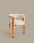 Chaise d'extérieur beige à 3 pieds en granit, avec pieds en teck massif finition naturelle certifiée FSC 100%.