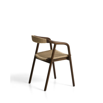Chaise Derile en chêne massif finition noyer et cordelette en papier beige, certifiée FSC Mix.