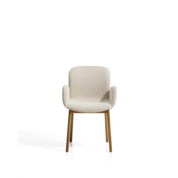 Fauteuil Elnor en chenille beige avec accoudoirs et pieds en chêne massif finition naturelle