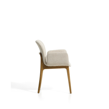 Fauteuil Elnor en chenille beige avec accoudoirs et pieds en chêne massif finition naturelle