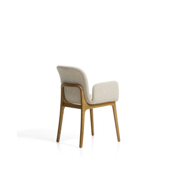 Fauteuil Elnor en chenille beige avec accoudoirs et pieds en chêne massif finition naturelle
