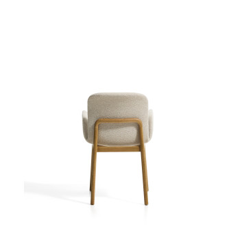 Fauteuil Elnor en chenille beige avec accoudoirs et pieds en chêne massif finition naturelle