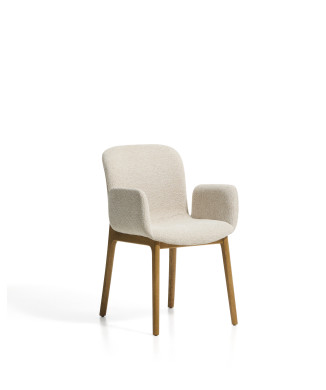 Fauteuil Elnor en chenille beige avec accoudoirs et pieds en chêne massif finition naturelle