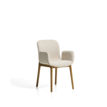 Fauteuil Elnor en chenille beige avec accoudoirs et pieds en chêne massif finition naturelle