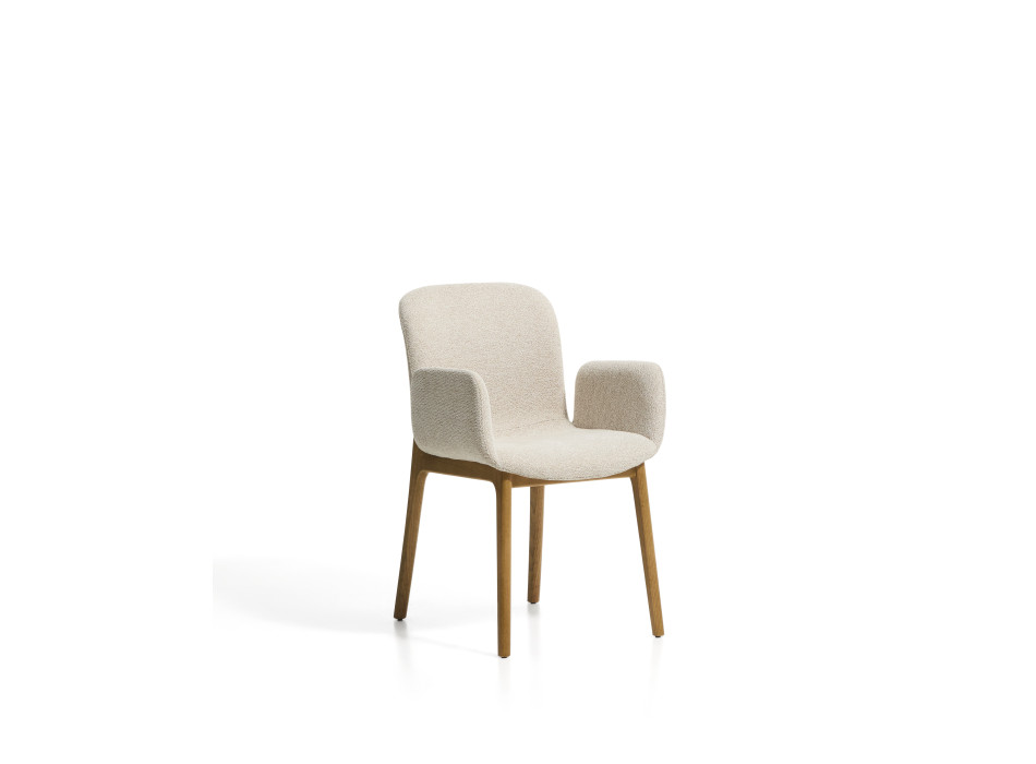 Fauteuil Elnor en chenille beige avec accoudoirs et pieds en chêne massif finition naturelle