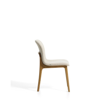 Chaise Elnor en chenille beige avec pieds en chêne massif finition naturelle