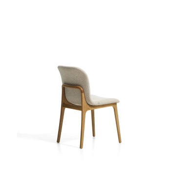 Chaise Elnor en chenille beige avec pieds en chêne massif finition naturelle