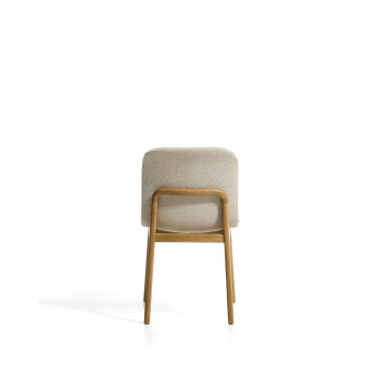 Chaise Elnor en chenille beige avec pieds en chêne massif finition naturelle