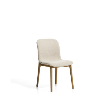 Chaise Elnor en chenille beige avec pieds en chêne massif finition naturelle