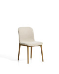 Chaise Elnor en chenille beige avec pieds en chêne massif finition naturelle