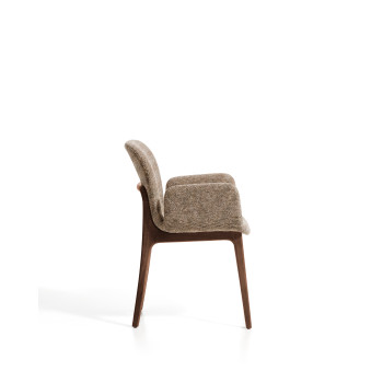 Fauteuil Elnor en chenille marron avec accoudoirs et pieds en chêne massif finition noyer