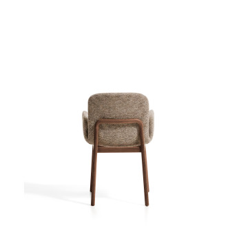 Fauteuil Elnor en chenille marron avec accoudoirs et pieds en chêne massif finition noyer