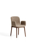 Fauteuil Elnor en chenille marron avec accoudoirs et pieds en chêne massif finition noyer