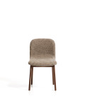 Chaise Elnor en chenille marron avec pieds en chêne massif finition noyer
