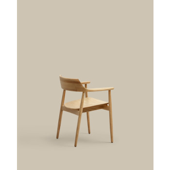 Chaise Fondes en chêne massif avec une finition naturelle (crédit FSC Mix).