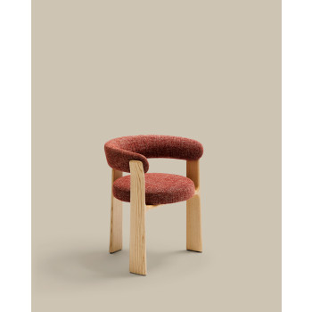 Chaise à 3 pieds en granit, revêtement chenille terracotta, bois de frêne massif, finition naturelle, certifiée FSC 100%.