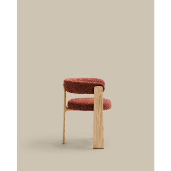 Chaise à 3 pieds en granit, revêtement chenille terracotta, bois de frêne massif, finition naturelle, certifiée FSC 100%.