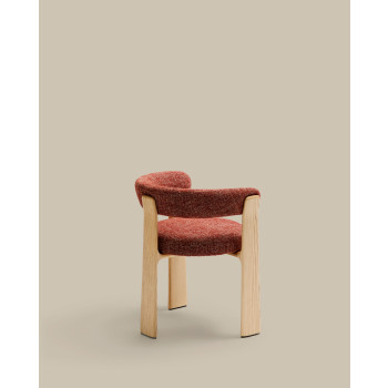 Chaise à 3 pieds en granit, revêtement chenille terracotta, bois de frêne massif, finition naturelle, certifiée FSC 100%.