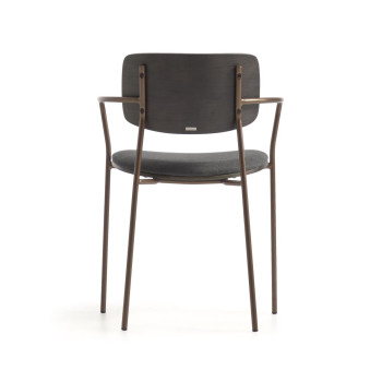 Chaise empilable Maureen en contreplaqué de peuplier avec une finition foncée et une finition métallique en laiton certifié FSC 100 %.