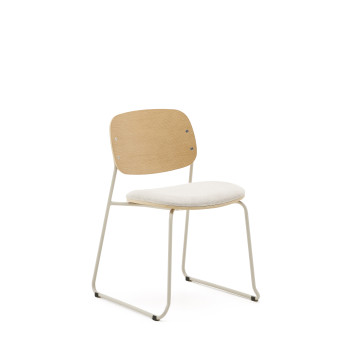 Chaise empilable Meli en contreplaqué de peuplier avec assise en chenille beige et pieds en métal beige. Crédit FSC Mix
