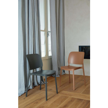 Chaise KEAI en polypropylène par Ingenia Casa