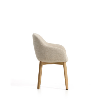Chaise Meila avec accoudoirs en chenille beige et pieds en chêne massif finition naturelle